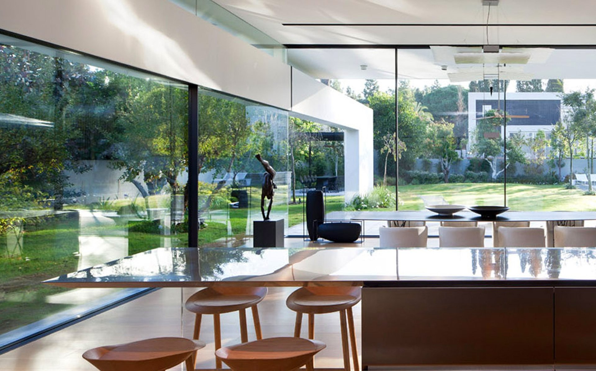 Interno con ampia vetrata e luce naturale