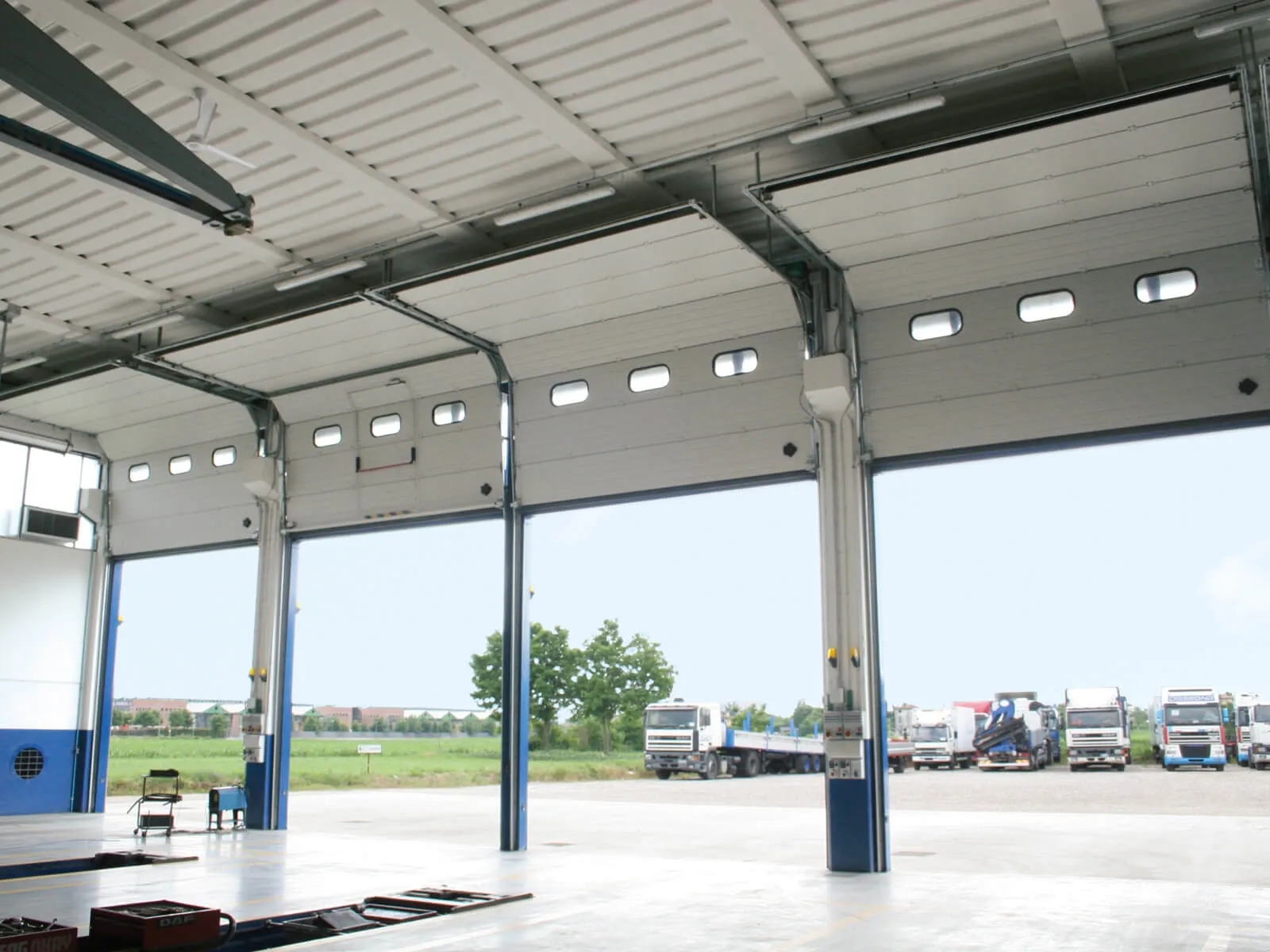 Portoni sezionali industriali TEG installati in capannone logistico con ampie luci