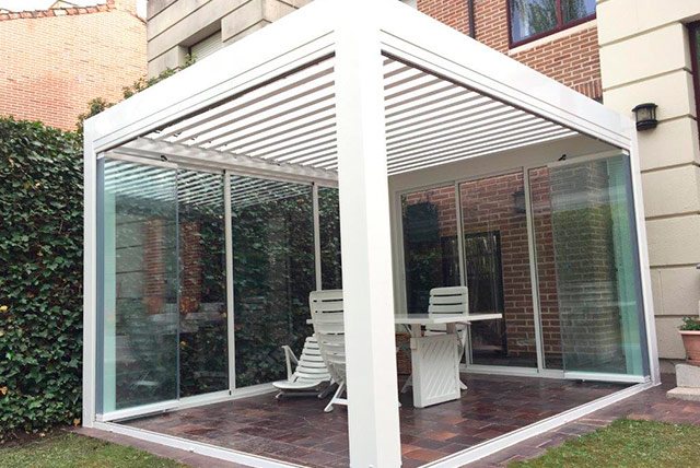 Veranda vetrata su giardino